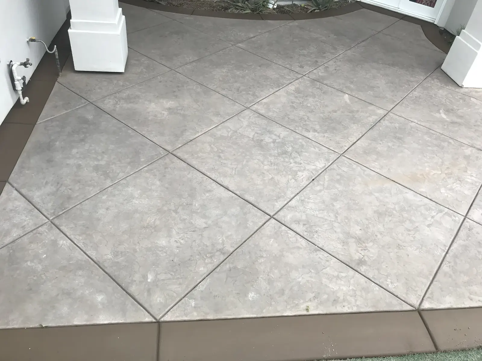 Patio pavers with geometric pattern design